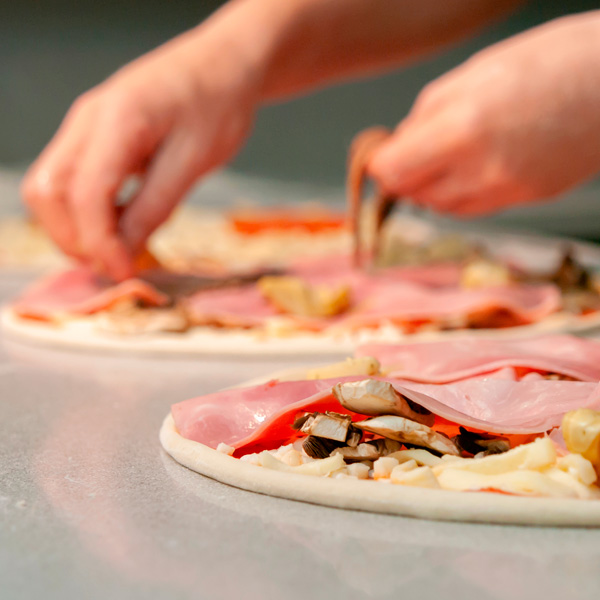 Pizza tradicional ou pizza invertida: entenda as diferenças